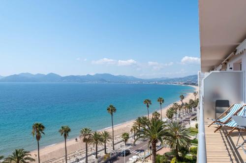 une vue sur la plage depuis le balcon d'un immeuble dans l'établissement Cannes Sea View & Beach Access, à Cannes