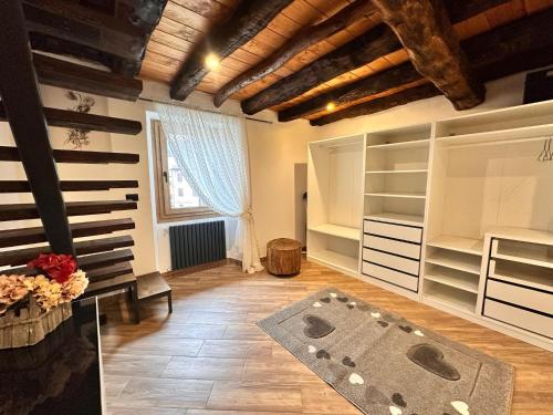 a large living room with a large window and a rug at Casa Rebecca in Busalla