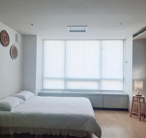 Postel nebo postele na pokoji v ubytování Cozy - Good Vibes Studio
