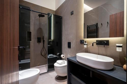 a bathroom with two sinks and a shower and a toilet at 4 Season Cognetti in Bari