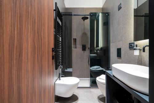 a bathroom with a sink and a toilet at 4 Season Cognetti in Bari