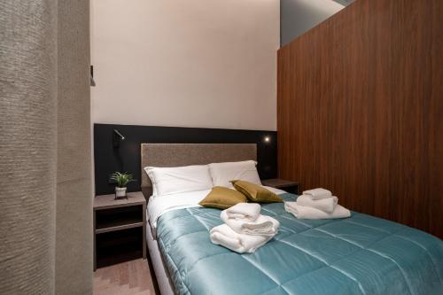 two towels on a bed in a room at 4 Season Cognetti in Bari