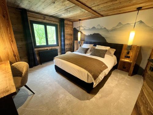 une chambre avec un lit et une chaise dedans dans l'établissement Chalet le Nutshell - au calme - AravisTour, à Thônes