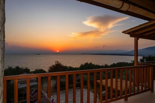 Seafront Verga Stone Haven - Waves' Embrace