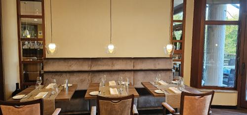 a dining room with a long table and chairs at Flair Park Hotel Ilshofen in Ilshofen