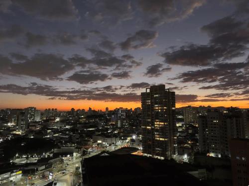 a city skyline at sunset with buildings at GRU Airport 4km, 2 Dorms, Bosque Maia in Guarulhos