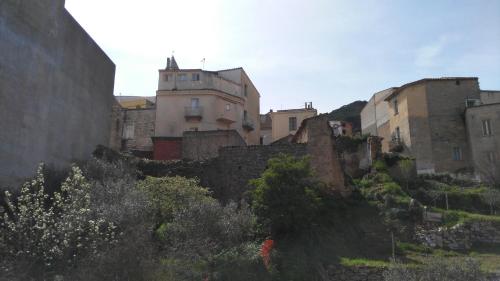 un grupo de edificios sentados en la cima de una colina en B&b Sa Zodia Guest House, en Bitti