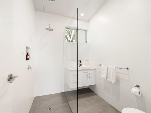 ein weißes Badezimmer mit Waschbecken und Dusche in der Unterkunft Peppi Hollow - 500 metres from the Prevelly beach in Prevelly
