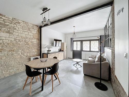 un salon avec une table et un canapé dans l'établissement Le Grainetier - 5 min de la gare, à Margny-lès-Compiègne