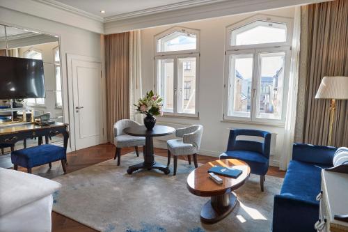 Televisyen dan/atau pusat hiburan di Vier Jahreszeiten Kempinski München