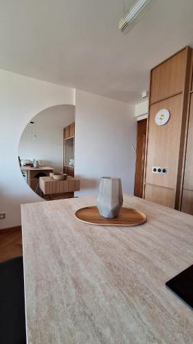 un salon avec une chaise par terre dans l'établissement Appartement design 1ère ligne avec vue panoramique sur la mer, à Cannes