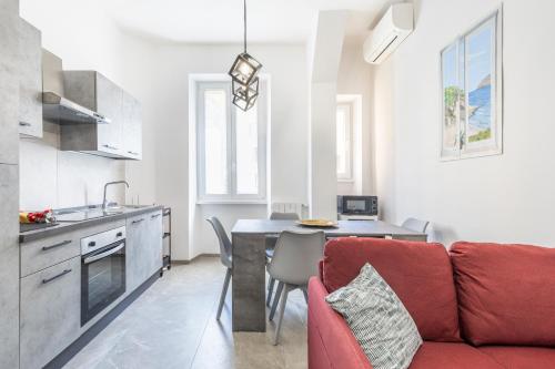 Una sala de estar con un sofá rojo y una cocina. en Vatican Essence, en Roma