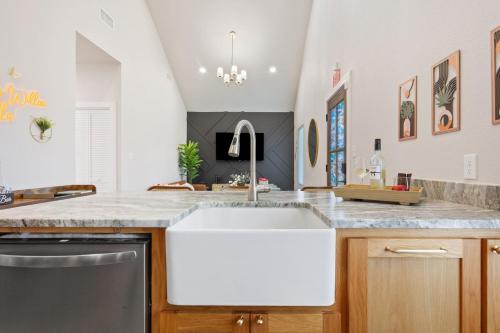 Η κουζίνα ή μικρή κουζίνα στο Stay in Luxury near Baylor University & Downtown