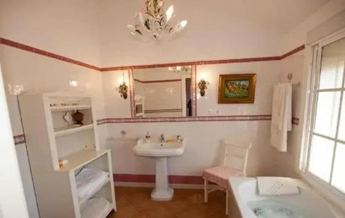 Koupelna v ubytování Elegant Villa in Algar with Private Pool