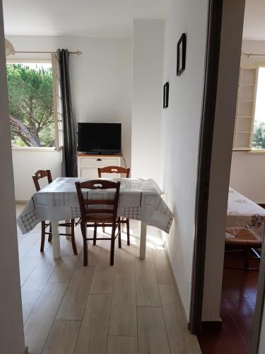 une salle à manger avec une table et des chaises dans une pièce dans l'établissement Appartement 1 à Regino Speloncato pour 3 personnes, à Speloncato
