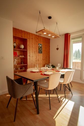 une salle à manger avec une table et des chaises dans l'établissement L'Edelweiss - Au pied des montagnes, à La Lechere