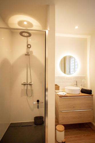 une salle de bain avec douche et lavabo dans l'établissement L'Edelweiss - Au pied des montagnes, à La Lechere