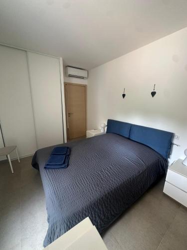 - une chambre avec un lit bleu dans l'établissement Appartement DU MAS, à Saint-Florent