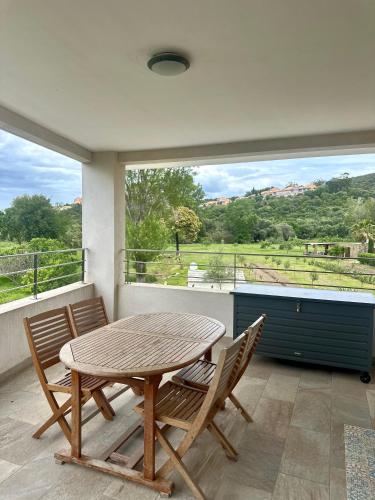 une table et des chaises sur un balcon avec vue dans l'établissement Appartement DU MAS, à Saint-Florent