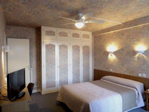 Ένα ή περισσότερα κρεβάτια σε δωμάτιο στο Hôtel du Sablar