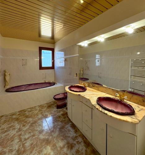 une grande salle de bains avec deux lavabos et deux baignoires dans l'établissement Villa familiale piscine privée 6 personnes Proche plage 6PC7, à Saint-Laurent-de-la-Salanque