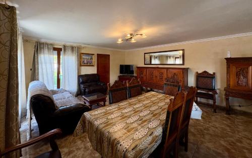 un salon avec un lit et un canapé dans l'établissement Villa familiale piscine privée 6 personnes Proche plage 6PC7, à Saint-Laurent-de-la-Salanque