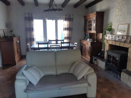 un salon avec un canapé et une cheminée dans l'établissement La Rémige, à Dolus-d'Oléron