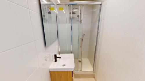 une salle de bain avec un lavabo et une douche dans l'établissement F3 Rue Frederick Lemaitre, au Havre