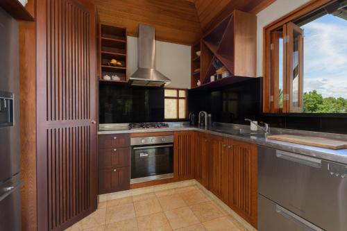 Gambar di galeri bagi Far Pavilion - A tranquil Hampton-style Villa di Port Douglas