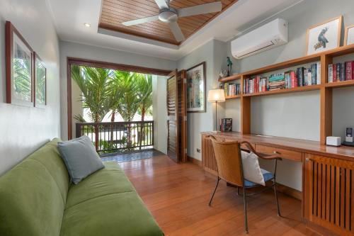 Gambar di galeri bagi Far Pavilion - A tranquil Hampton-style Villa di Port Douglas