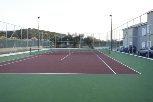 Instalaciones para jugar a tenis o squash en Olympia Golden Beach Resort & Spa o alrededores