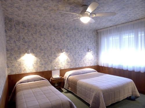 Ένα ή περισσότερα κρεβάτια σε δωμάτιο στο Hôtel du Sablar