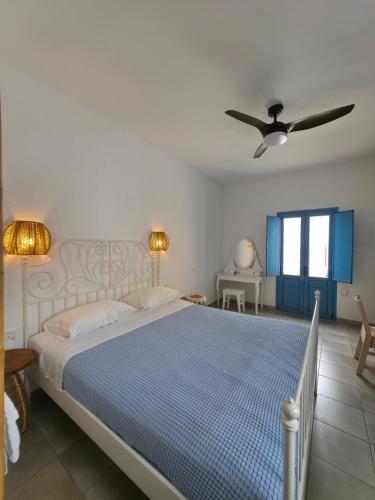 Una cama o camas en una habitación de Sunset Paradise Oia