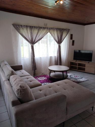 Ruang duduk di Oak Gardens Bed and Breakfast