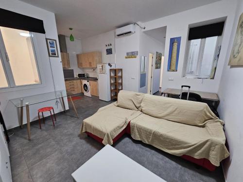 um pequeno quarto com uma cama e uma cozinha em Sopranis del MAR Apartamento centro Cádiz, junto playa y estación em Cádis