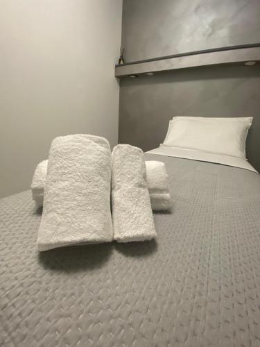 a bedroom with two towels on a bed at B&B al Vicoletto in Bellante