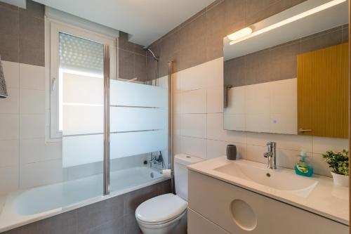 Ένα μπάνιο στο Luminoso apartamento con terraza