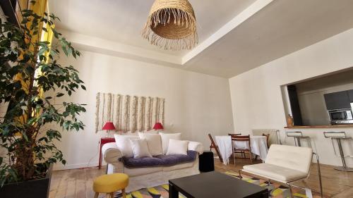 un salon avec un canapé et une table dans l'établissement St Michel 3 bedrooms appartment, à Bordeaux
