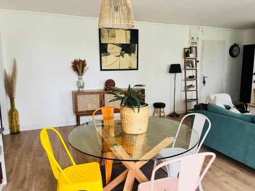 une salle à manger avec une table et des chaises en verre dans l'établissement Au Point Carré - Appartement tout confort au calme, à Bordeaux