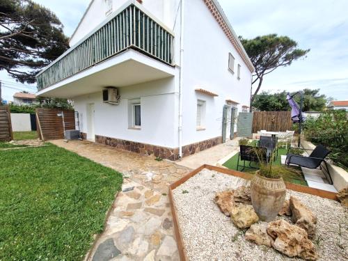 2 pièces en rez-de-villa avec beau jardin près plage