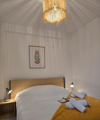 une chambre avec un lit avec deux oreillers dessus dans l'établissement Lagrange Vacances Les Résidences du Bassin, à Arcachon