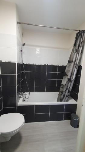 Ein Badezimmer in der Unterkunft Le Bury Agréable studio avec garage et superbe vue