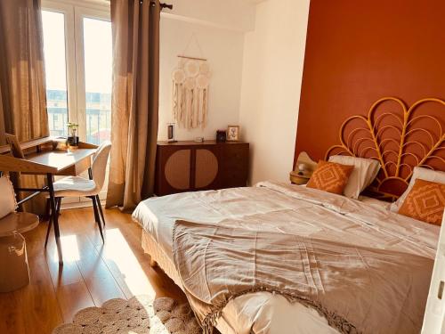 une chambre avec un lit, une table et une fenêtre dans l'établissement Nid doux, au Mans