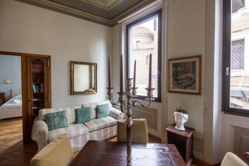 Ruang duduk di Palazzo Bianchini