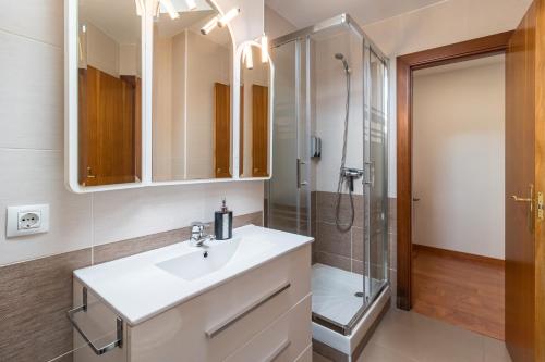 a bathroom with a sink and a shower at Fabuloso apartamento con piscina in Vargas