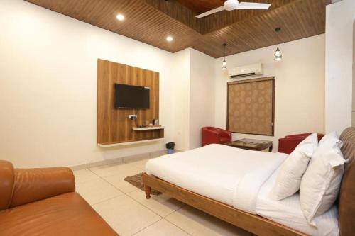 Μια τηλεόραση ή/και κέντρο ψυχαγωγίας στο Hotel Razia Inn