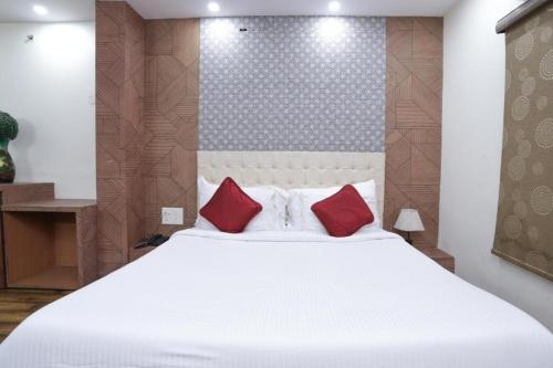 Ένα ή περισσότερα κρεβάτια σε δωμάτιο στο Hotel Razia Inn