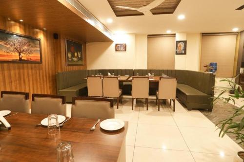 Χώρος καθιστικού στο Hotel Razia Inn