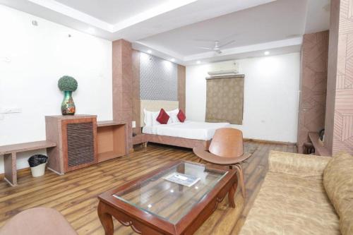 Ένα ή περισσότερα κρεβάτια σε δωμάτιο στο Hotel Razia Inn