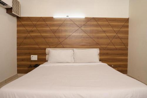 Ένα ή περισσότερα κρεβάτια σε δωμάτιο στο Hotel Razia Inn